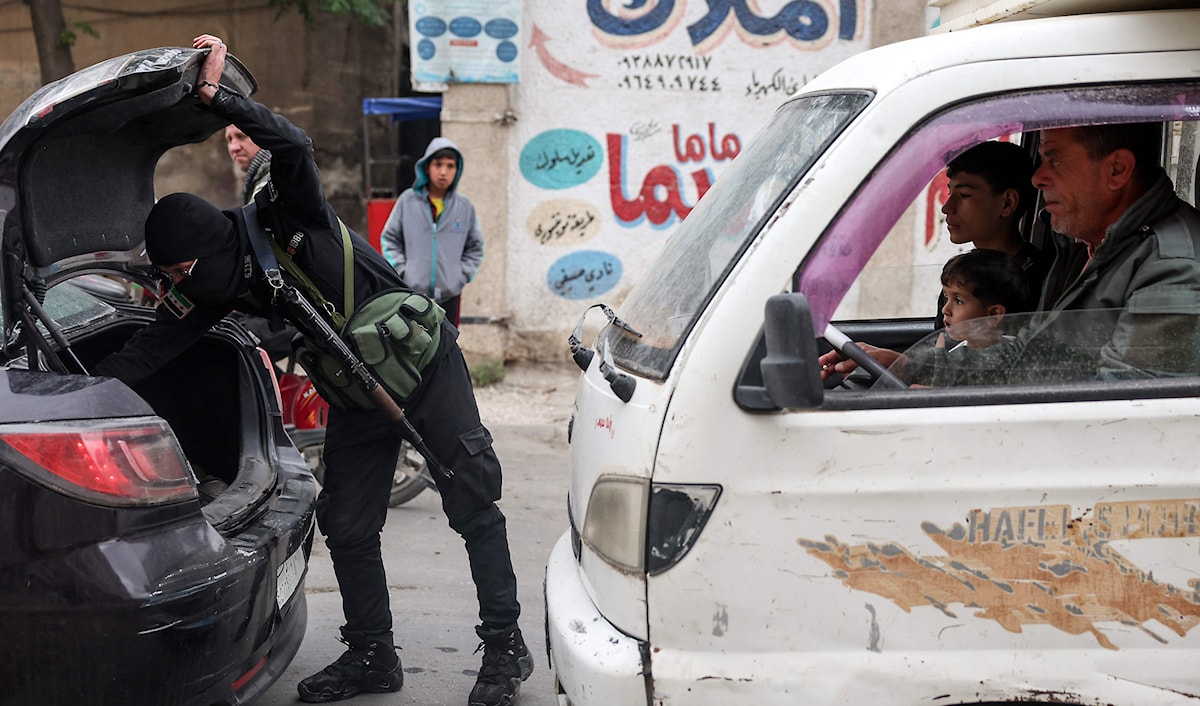 نقطة تفتيش لـ «الأمن العام» على مدخل أشرفية صحنايا في ريف دمشق (أ ف ب)