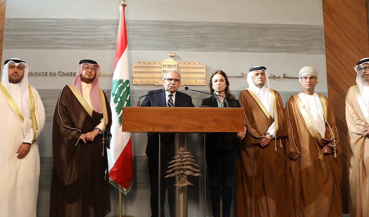 سلام متحدثاً خلال المؤتمر الصحافي بعد لقائه سفراء دول «مجلس التعاون الخليجي» (رئاسة الوزراء)