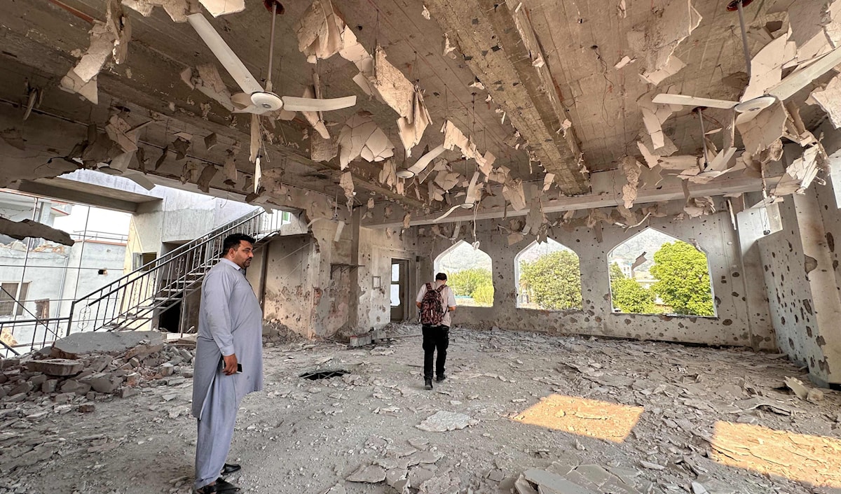 مبنى في مقاطعة كولتي في كشمير تضرّر نتيجة غارات هندية (أ ف ب)