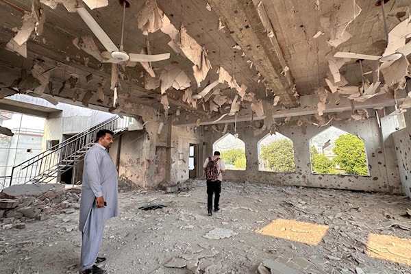 مبنى في مقاطعة كولتي في كشمير تضرّر نتيجة غارات هندية (أ ف ب)