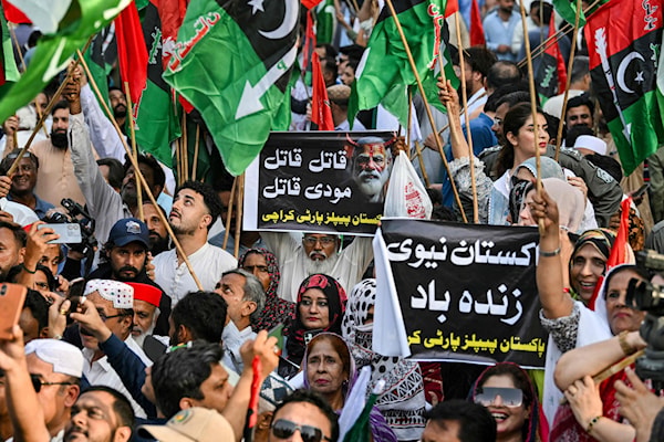 تصاعد التوتّر بين الهند وباكستان بعدما أقدم مسلّحون على قتل 26 سائحاً، في الـ22 من نيسان الماضي (أ ف ب)