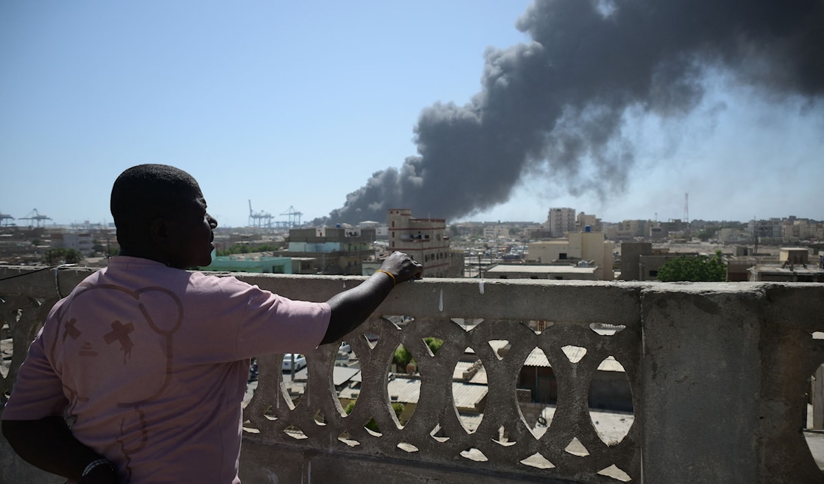 واستهدفت مجموعة من المُسيّرات، أمس، ولليوم الرابع على التوالي، قاعدة "فلامنغو" البحرية في مدينة بورتسودان (أ ف ب)