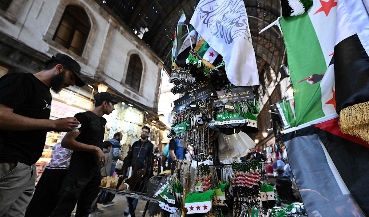 لم تكشف الحكومة و«مصرف سوريا المركزي» عن الآلية التي سيتم اتّباعها في دفع الأجور المتراكمة (أ ف ب)