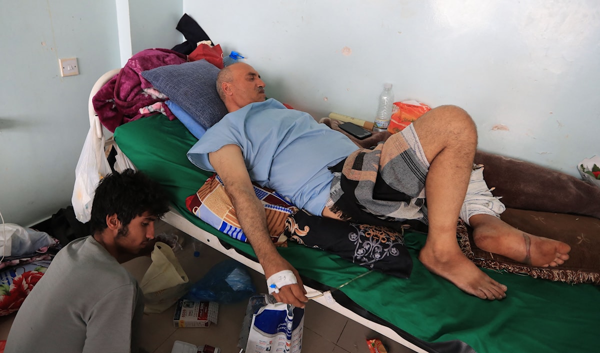 جريح يمني أصيب في غارة أميركية يتلقى العلاج في المستشفى الجمهوري في صنعاء (أ ف ب)