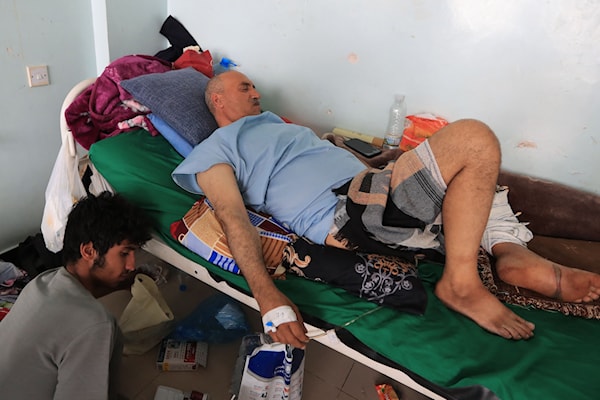 جريح يمني أصيب في غارة أميركية يتلقى العلاج في المستشفى الجمهوري في صنعاء (أ ف ب)