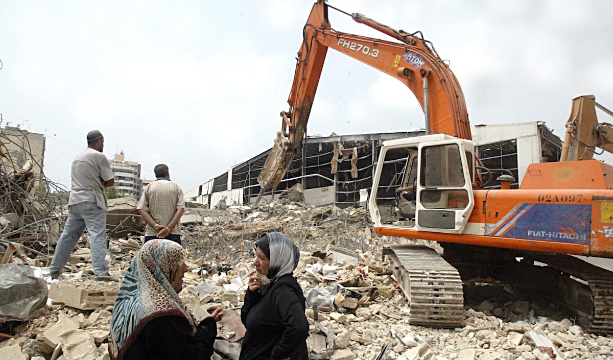 إزالة الرّدم الذي خلّفه عدوان تموز 2006 في الضاحية الجنوبية لبيروت (هيثم الموسوي)