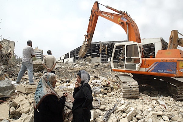 إزالة الرّدم الذي خلّفه عدوان تموز 2006 في الضاحية الجنوبية لبيروت (هيثم الموسوي)