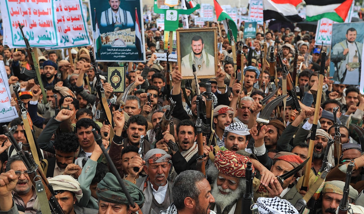 أمل الحوثي أن يكون الخروج الشعبي إلى الساحات غداً «واسعاً وكبيراً وعظيماً» (أ ف ب)
