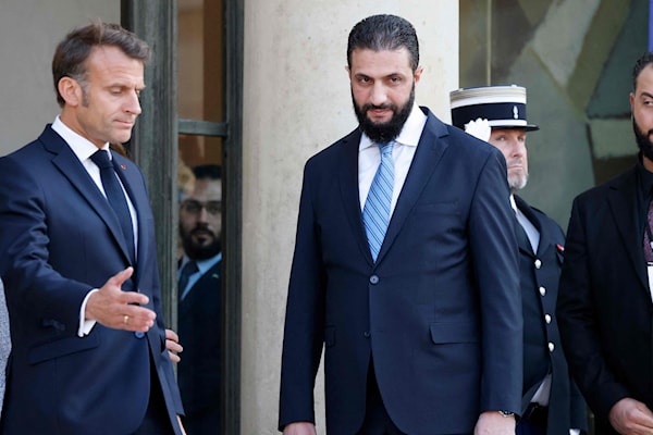 السلوك الفرنسي كان ضاغطاً بدرجة ترمي إلى وضع الشرع أمام"الخيار صفر" (أ ف ب)