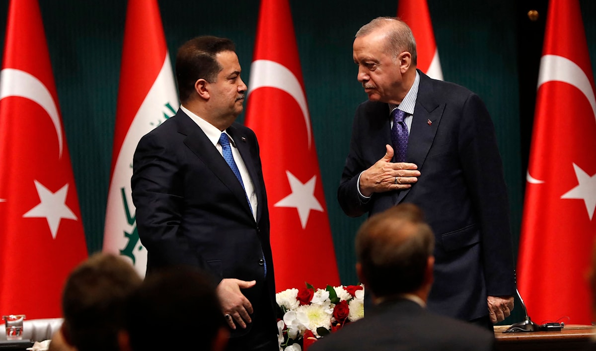 الرئيس التركي رجب طيب إردوغان، ورئيس الوزراء العراقي، محمد شياع السوداني، قبيل مؤتمر صحافي في أنقرة (أ ف ب)
