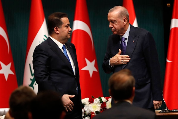 الرئيس التركي رجب طيب إردوغان، ورئيس الوزراء العراقي، محمد شياع السوداني، قبيل مؤتمر صحافي في أنقرة (أ ف ب)