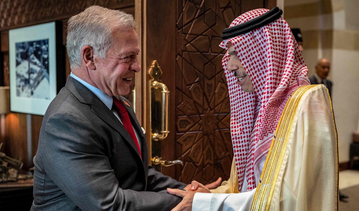 الملك الأردني خلال استقباله بن فرحان في قصر الحسينية في عمان اليوم (أ ف ب)