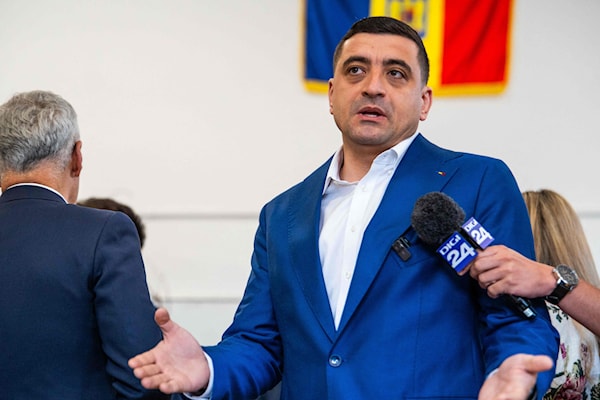 في رومانيا، خسر جورج سيميون، اليميني القوميّ الذي وصف نفسه بـ«مرشّح ترامب»، منصبَ الرئاسة، بفارق ضئيل (أ ف ب)
