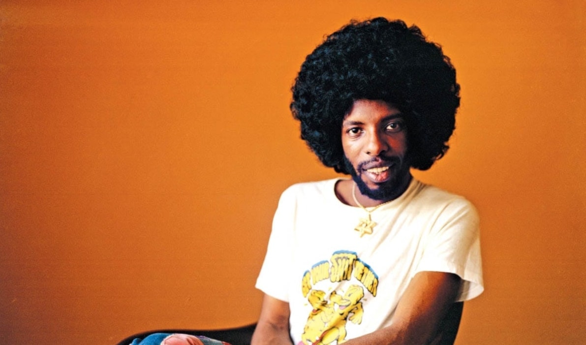 أسس الراحل فرقة Sly and the Family Stone.