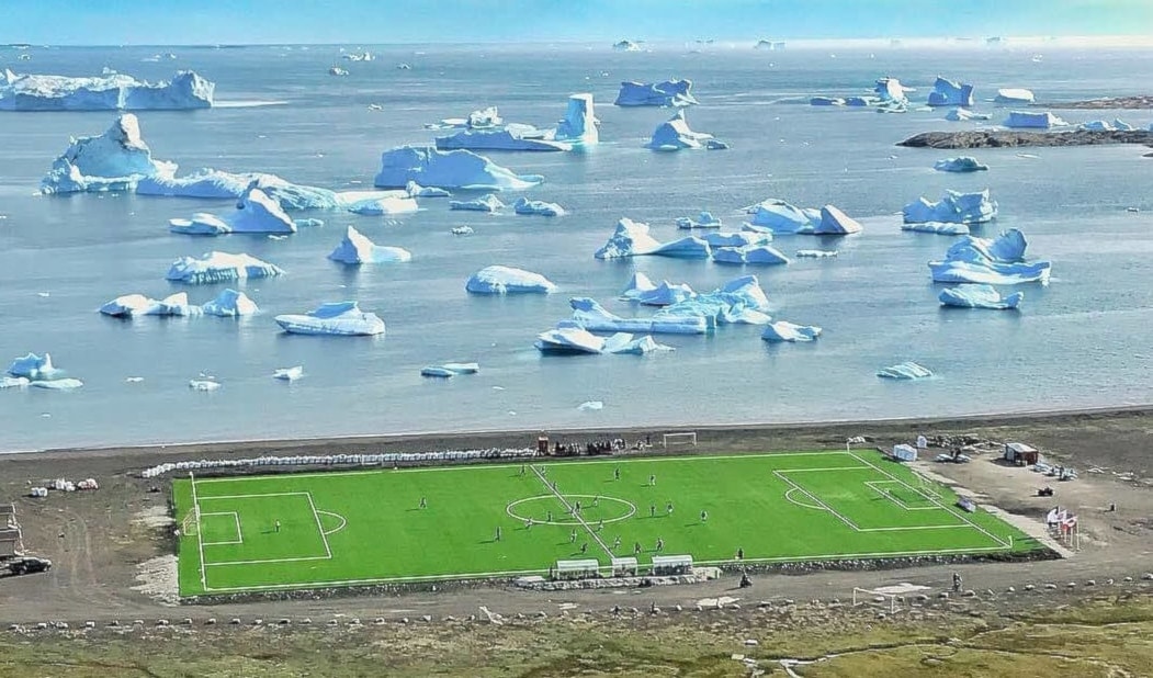 غرينلاند هي الإقليم الوحيد في العالم الذي لا ينتمي إلى اتحاد إقليمي، ما يمنعه من خوض مباريات دولية رسمية.