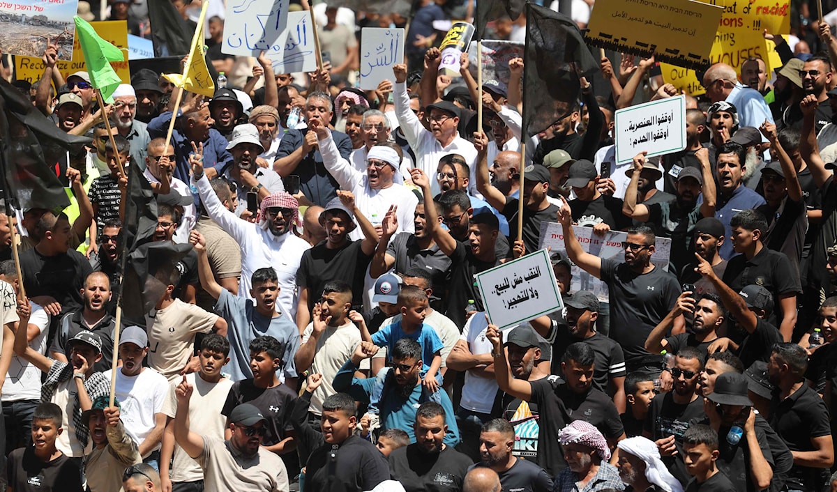 تظاهرة للبدو في بئر السبع احتجاجاً على قيام الحكومة الإسرائيلية بتدمير منازل في المنطقة (أ ف ب)