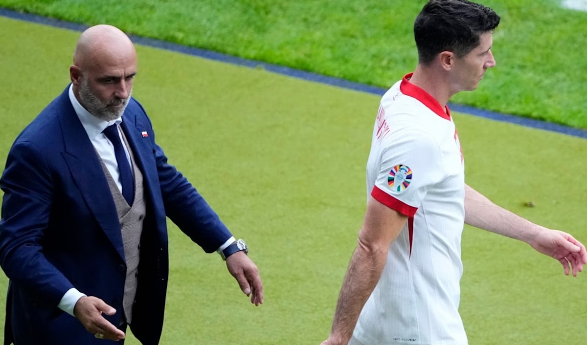 تنحّى المدرب بروبييرش عن منصبه عقب عاصفة نزعه شارة قائد المنتخب البولندي من الهداف روبرت ليفاندوفسكي.