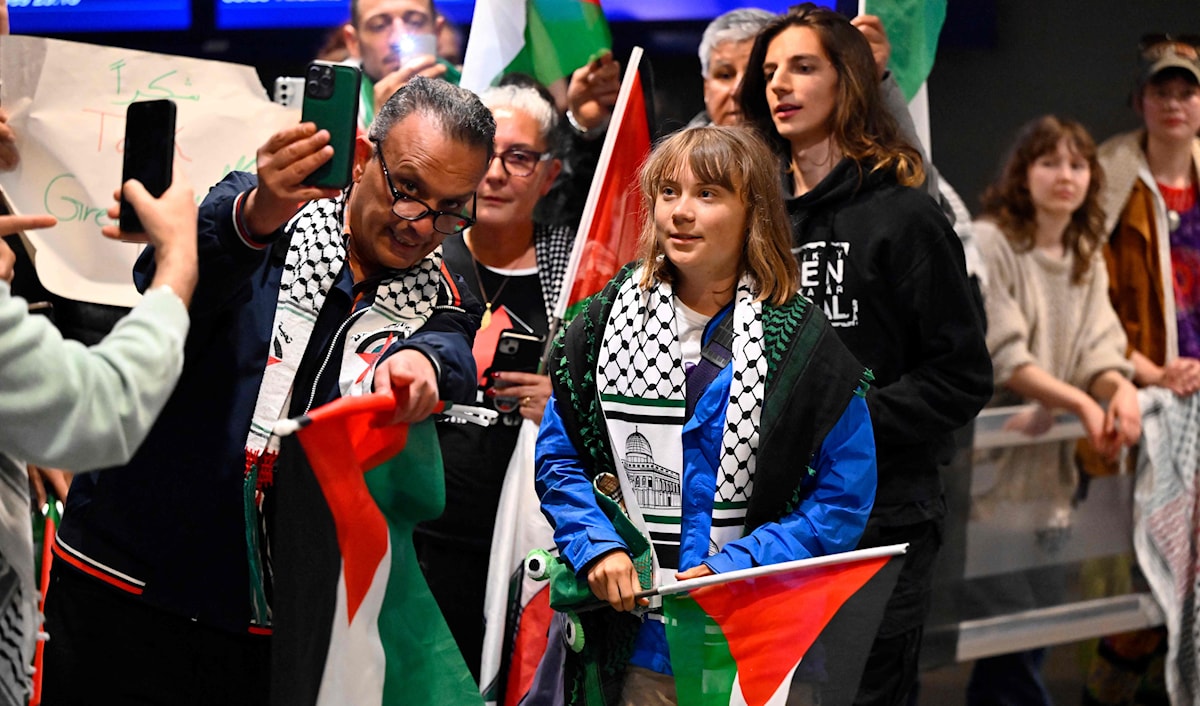 الناشطة السويدية، غريتا ثانبرغ، التي كانت على السفينة «مادلين»، لدى وصولها إلى استوكهولم، بعد أن أبعدتها سلطات الاحتلال (أ ف ب)