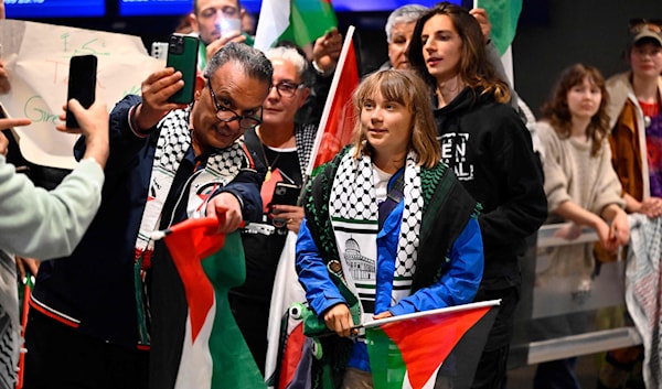 الناشطة السويدية، غريتا ثانبرغ، التي كانت على السفينة «مادلين»، لدى وصولها إلى استوكهولم، بعد أن أبعدتها سلطات الاحتلال (أ ف ب)