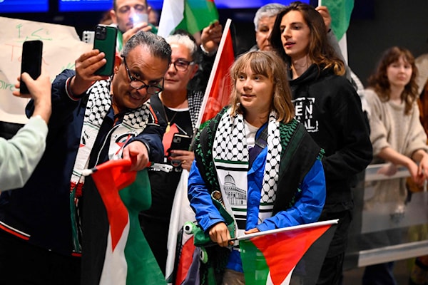 الناشطة السويدية، غريتا ثانبرغ، التي كانت على السفينة «مادلين»، لدى وصولها إلى استوكهولم، بعد أن أبعدتها سلطات الاحتلال (أ ف ب)