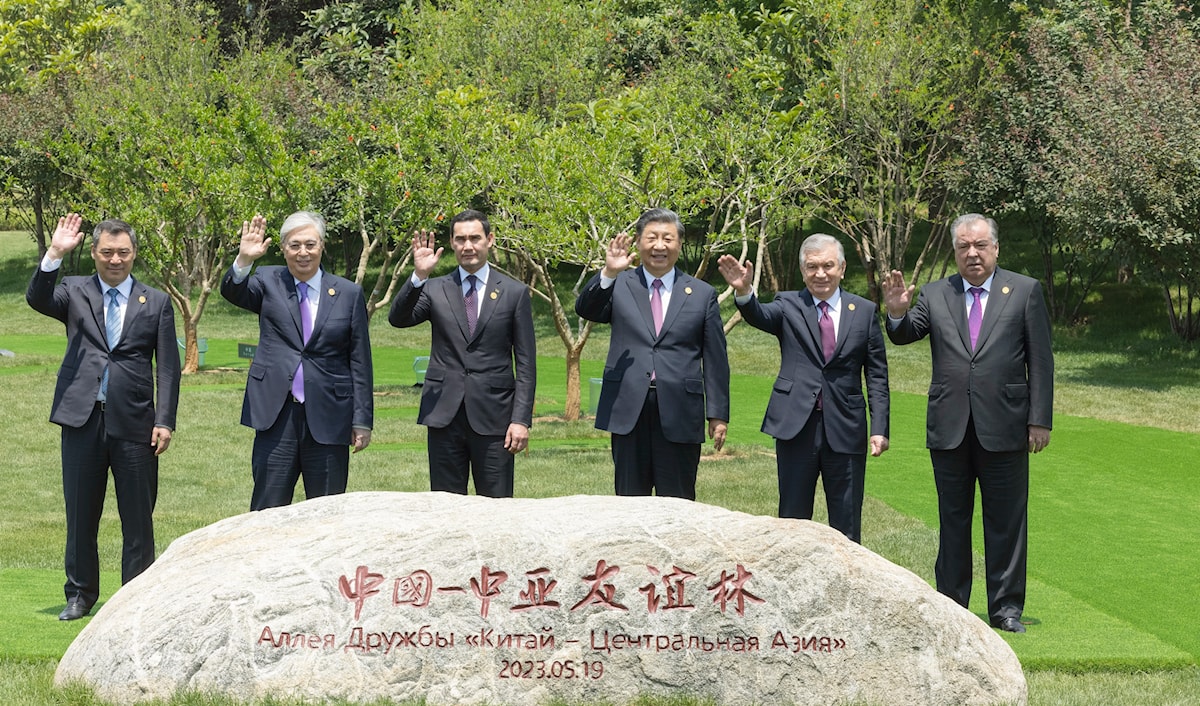 الرئيس الصيني، شي جين بينغ، وزعماء دول آسيا الوسطى الخمس يزرعون ست أشجار رمان تمثل التضامن والتعاون الوثيقين بين الصين وآسيا الوسطى (شينخوا)