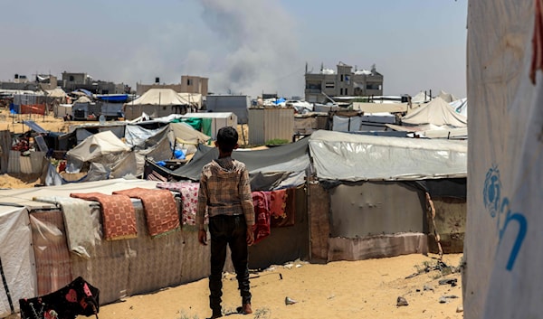 استهداف جيش الاحتلال الإسرائيلي لخيام النازحين في غزة  جريمة حرب مكتملة الأركان (أ ف ب)