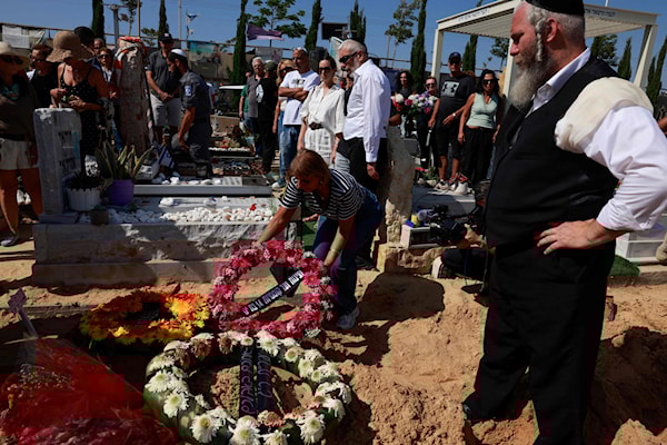 في الداخل الإسرائيلي، يبدو أن الرأي العام موحّد إلى حد كبير على دعم العملية العسكرية ضد إيران (أ ف ب)