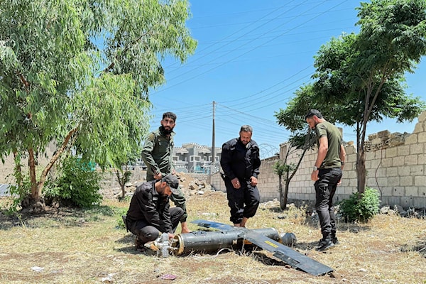 ينقل الإعلام السوري تصريحات المسؤولين الإسرائيليين، ويسلّط الضوء على بعض التطورات، وكأن ما يجري يقع في قارة بعيدة (أ ف ب)