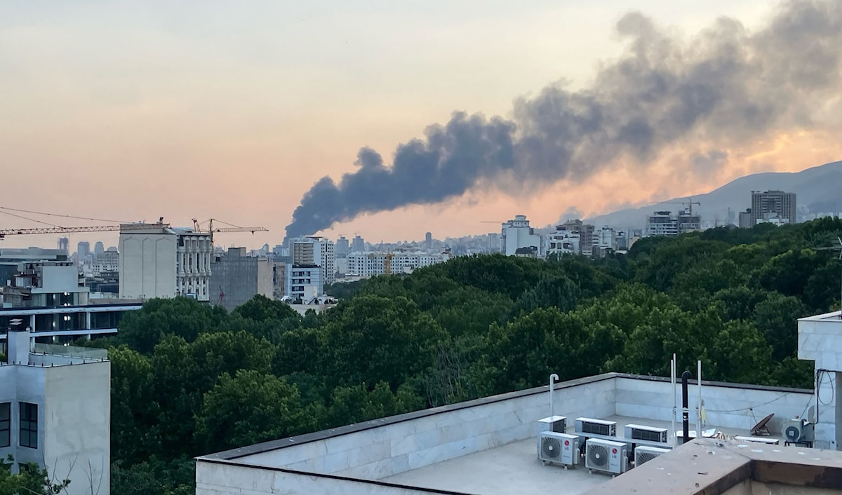 رداً على قصف مبنى هيئة التلفزيون والإذاعة في طهران، أصدرت إيران إنذاراً لإخلاء القناتين «12» و«14» الإسرائيليتين (أ ف ب)