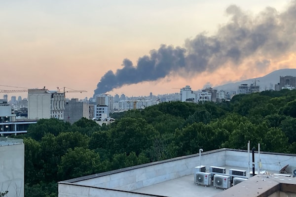 رداً على قصف مبنى هيئة التلفزيون والإذاعة في طهران، أصدرت إيران إنذاراً لإخلاء القناتين «12» و«14» الإسرائيليتين (أ ف ب)