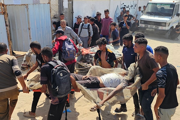 يُقتل العشرات من الجائعين يومياً، إمّا نتيجة التدافع والتزاحم،  أو دهساً تحت عجلات الشاحنات المسرعة، أو نتيجة القصف (أ ف ب)