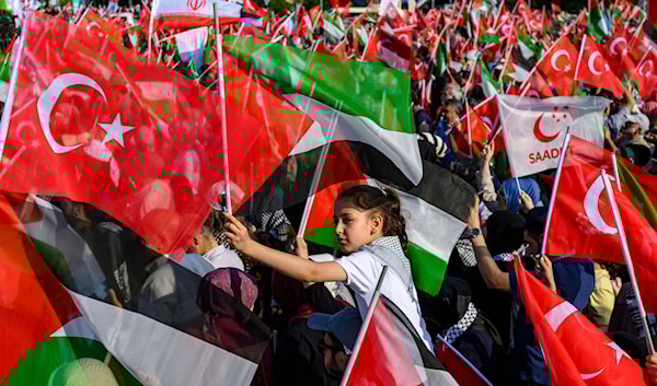 تظاهر الآلاف في إسطنبول ضد العدوان الإسرائيلي،  أول من أمس، رافعين الأعلام التركية والفلسطينية والإيرانية (أ ف ب)