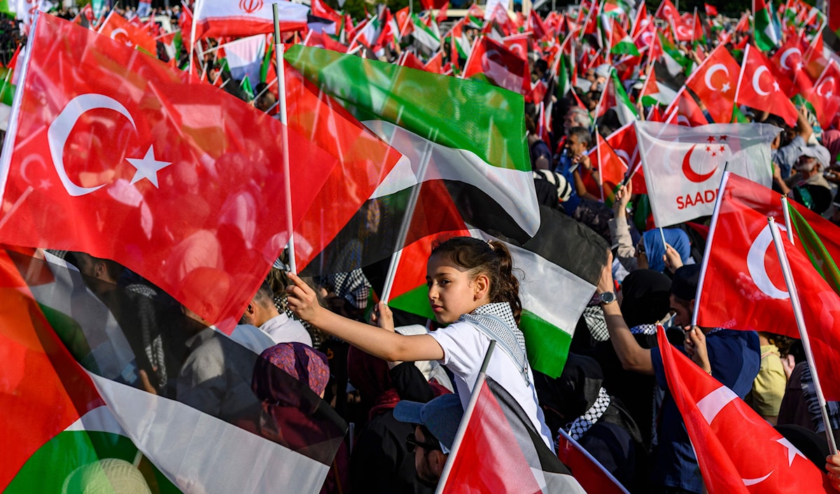 تظاهر الآلاف في إسطنبول ضد العدوان الإسرائيلي، أول من أمس، رافعين الأعلام التركية والفلسطينية والإيرانية (أ ف ب)