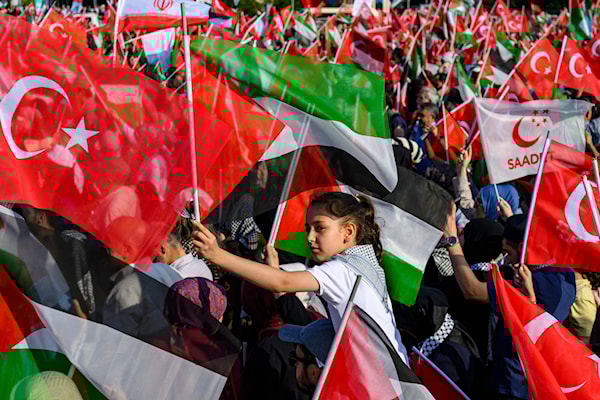 تظاهر الآلاف في إسطنبول ضد العدوان الإسرائيلي،  أول من أمس، رافعين الأعلام التركية والفلسطينية والإيرانية (أ ف ب)