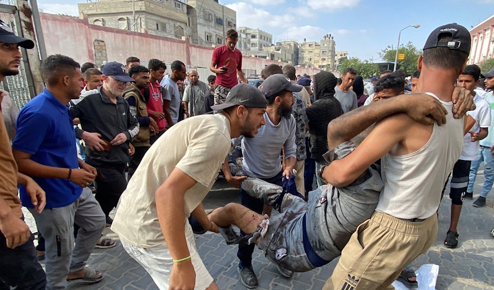 الضحايا نُقلوا إلى مستشفى ناصر (أ ف ب)