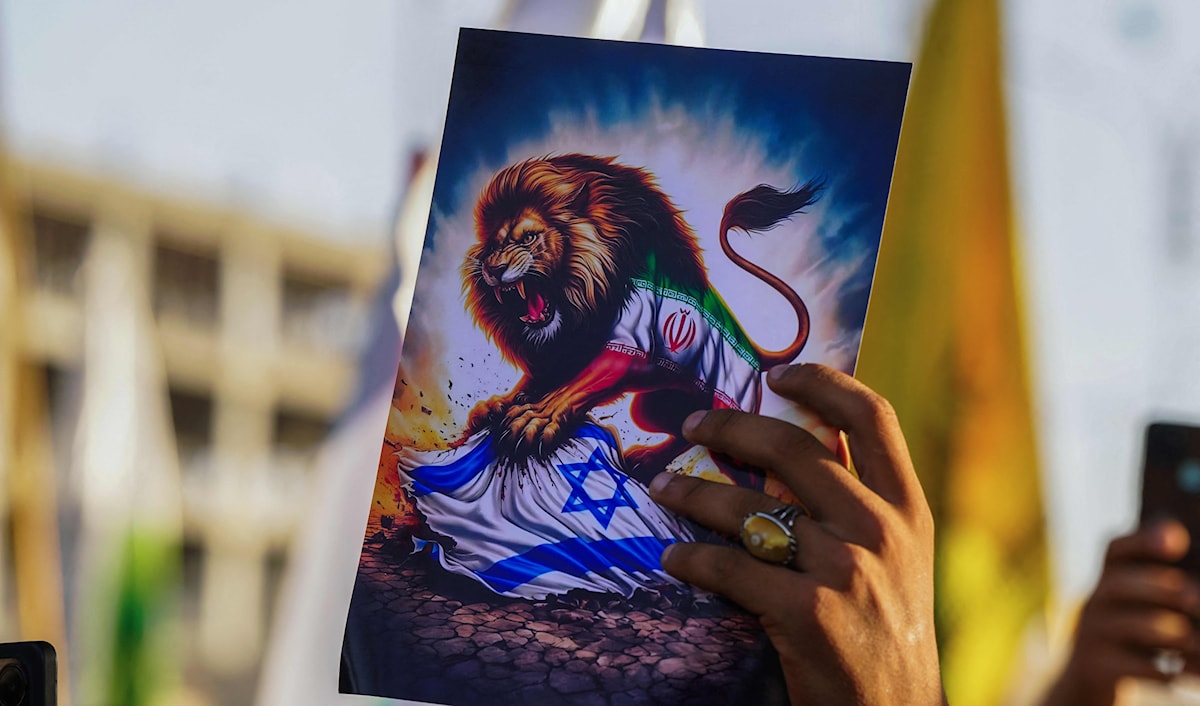 شدد بزشكيان على أن إسرائيل «انتهكت جميع القوانين الدولية، وإذا استمر هذا النهج فلن تنعم المنطقة بالسلام» (أ ف ب)