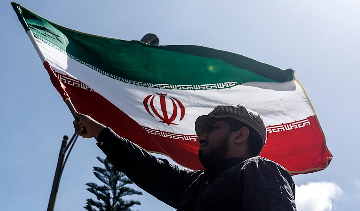 حذّرت إيران من أنها ستردّ بـ«قوة وجدّية ومن دون ضبط للنفس» على أيّ تدخل عسكري أميركي مباشر إلى جانب إسرائيل (أ ف ب)