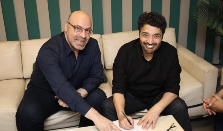 حميد الشاعري أثناء توقيع العقد الفني مع «روتانا».