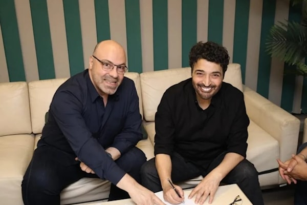 حميد الشاعري أثناء توقيع العقد الفني مع «روتانا».