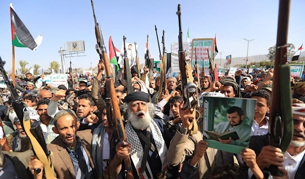 يمنيون يحتجّون في صنعاء على العدوان الإسرائيلي ضد إيران (ا ف ب)