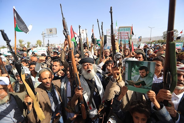 يمنيون يحتجّون في صنعاء على العدوان الإسرائيلي ضد إيران (ا ف ب)