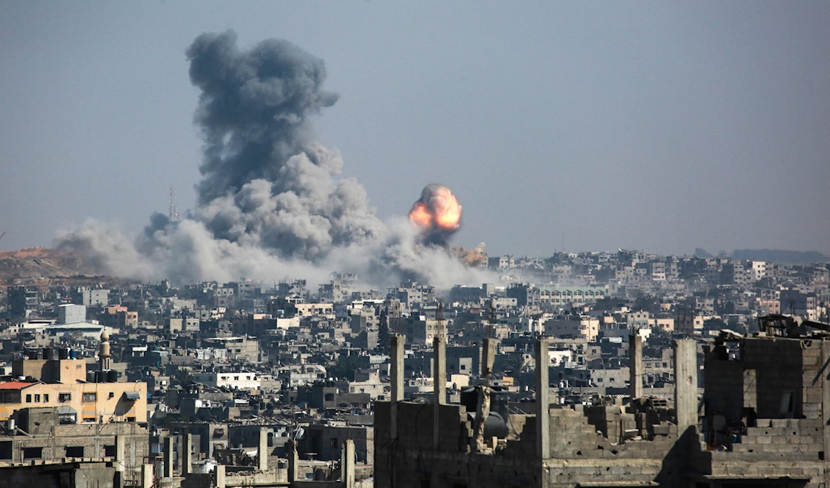 الآلاف من منازل المواطنين في حي التفاح الشرقي وحي الجرن في جباليا البلد تمّت تسويتها بالأرض (أ ف ب)