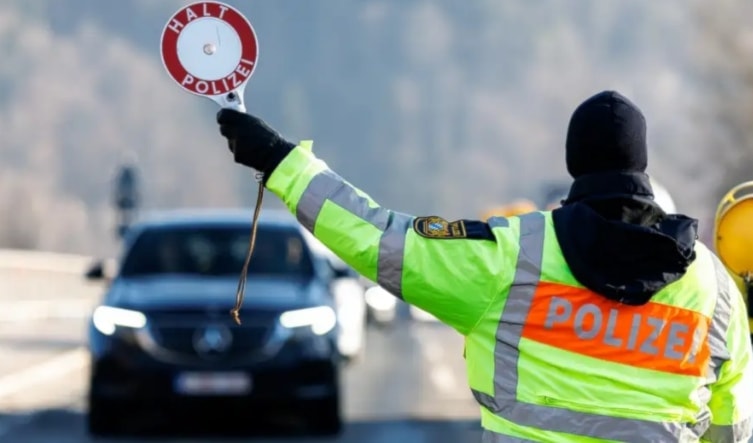 لا يمكن إعادة الأشخاص الذين يعربون عن رغبتهم في طلب اللجوء (من الويب)