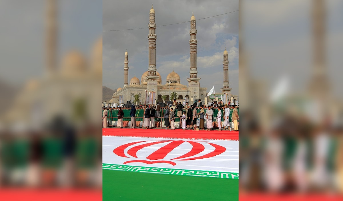 اليمنيون عبرّوا في الساحات عن دعمهم لإيران (أ ف ب)