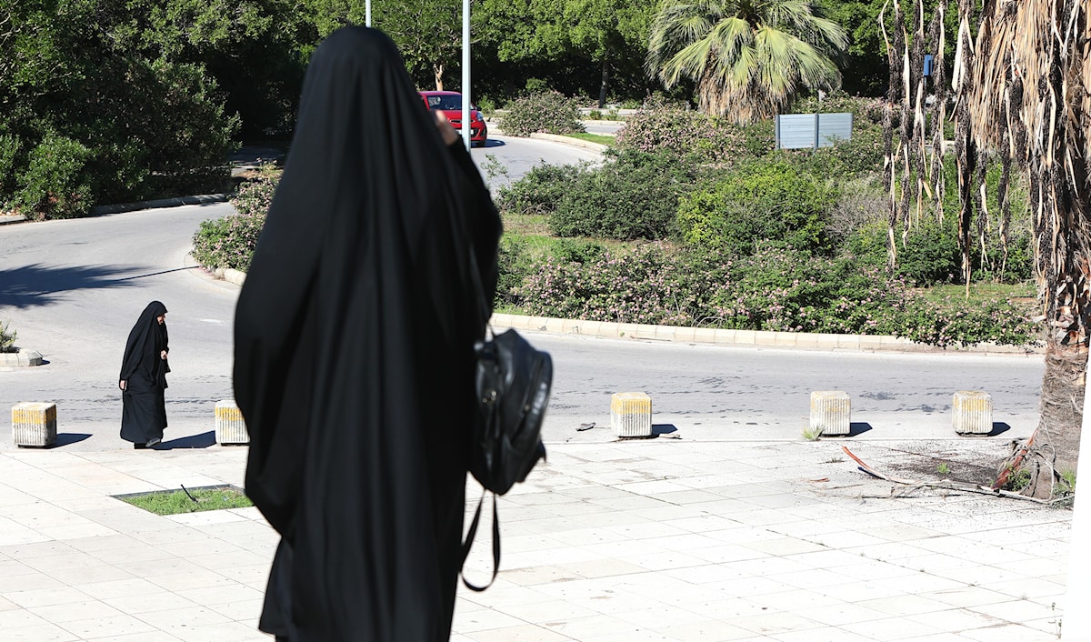 يشير أهالي الطلاب إلى أنّ الاتصالات بأبنائهم باتت تتقطع منذ يوم الأحد (مروان بو حيدر)