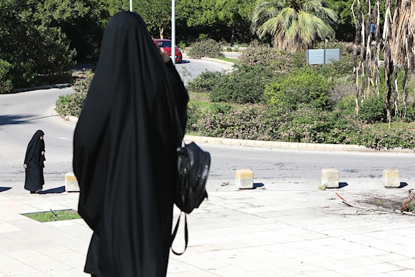 يشير أهالي الطلاب إلى أنّ الاتصالات بأبنائهم باتت تتقطع منذ يوم الأحد (مروان بو حيدر)