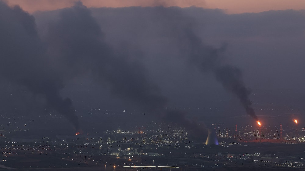 لحظة شقوط الصواريخ الإيرانية على أهدافها في منطقة حيفا وضواحيها (أ ف ب)