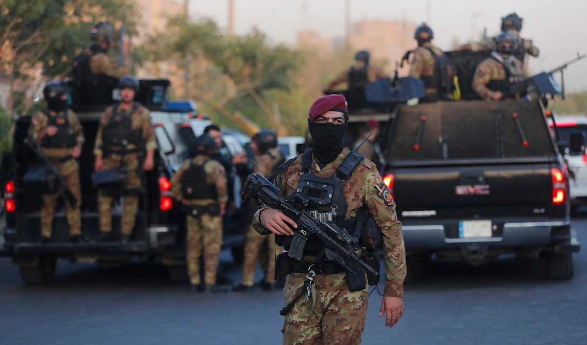 عناصر من "الحشد الشعبي" خلال تشييع الشهداء حسين خليل وابنه مهدي والقيادي في "كتائب سيد الشهداء"، حيدار الموسوي، في بغداد (ا ف ب)