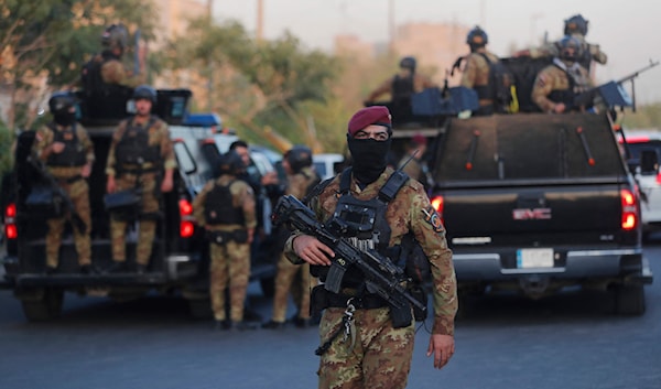 عناصر من "الحشد الشعبي" خلال تشييع الشهداء حسين خليل وابنه مهدي والقيادي في "كتائب سيد الشهداء"، حيدار الموسوي، في بغداد (ا ف ب)