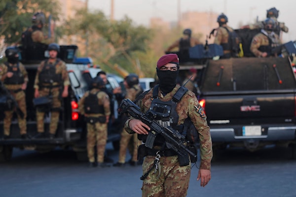 عناصر من "الحشد الشعبي" خلال تشييع الشهداء حسين خليل وابنه مهدي والقيادي في "كتائب سيد الشهداء"، حيدار الموسوي، في بغداد (ا ف ب)